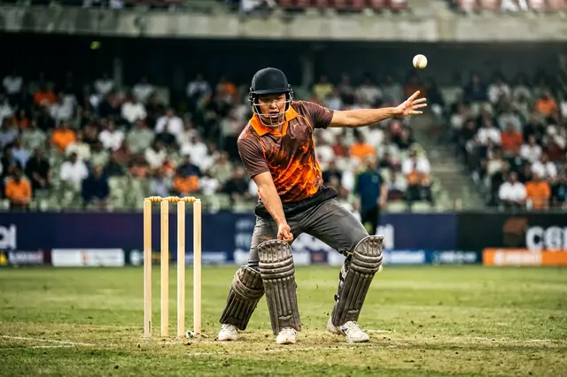 Roy, Clark star as Surrey demolish Kent
